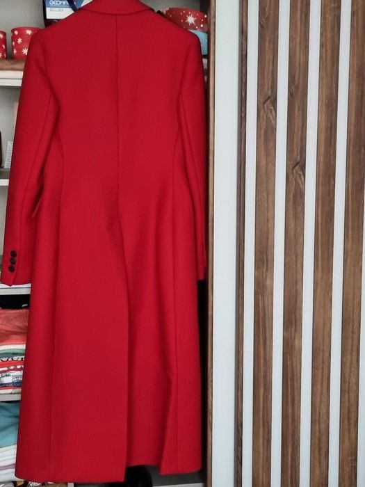 Zara червено дълго палто