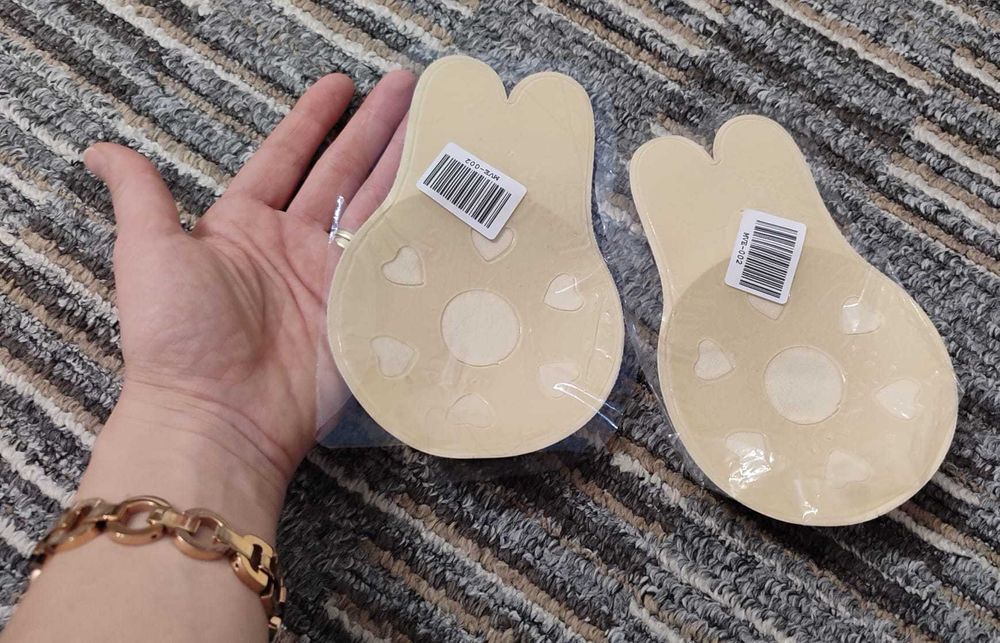 Sutien push-up sub forma de cupe adezive