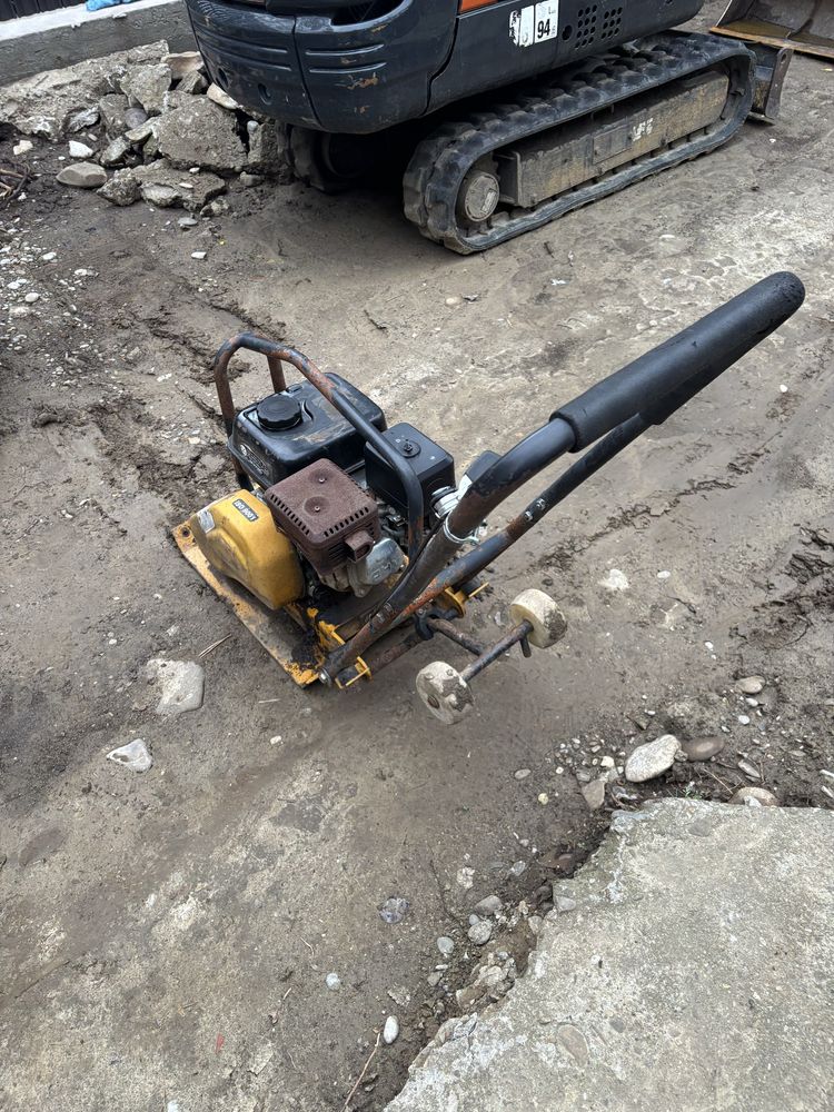 Inchiriez placa vibranta/ mai compactor/ generator