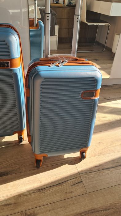 4 бр. нови куфари