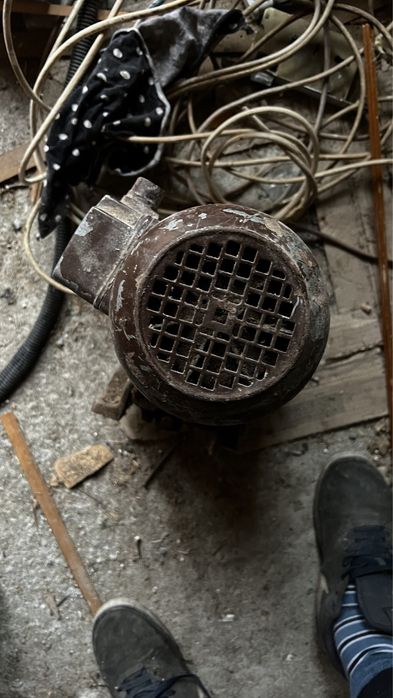 Motor trifazic cu reductor
