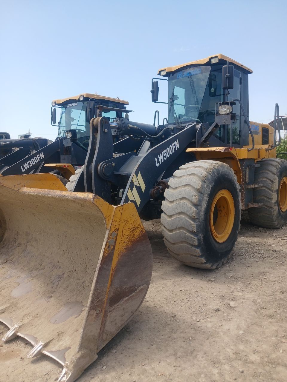 Погрузчик сотилади 3 кублик 2019й моточас 7000с  31000&