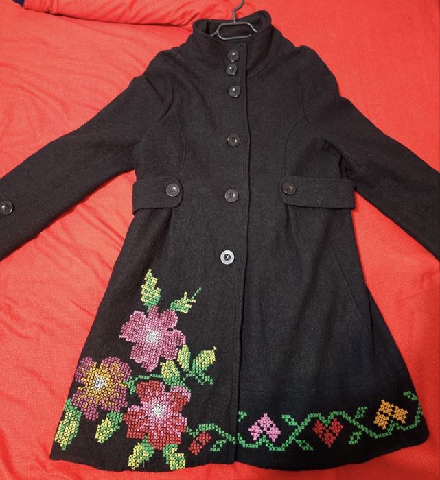 Palton Desigual marimea 42, negru cu motive florale.