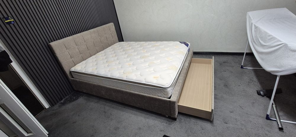 Pat tapițat cu sertar Mobesxpert 200x160. Fara saltea.