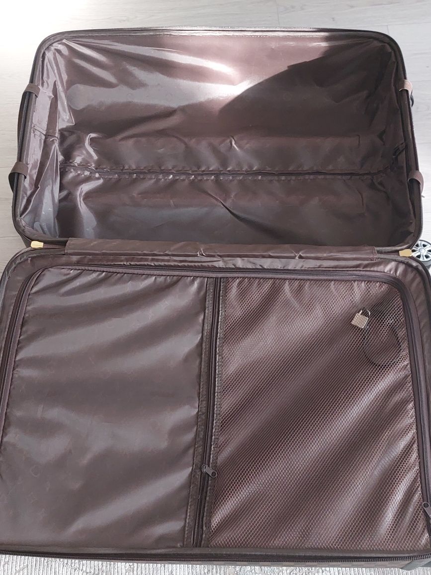 Продам чемодан б/у в отличном состоянии,размер 65 х 45 х 30