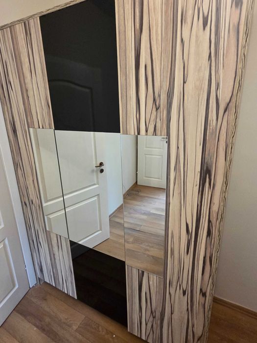 Гардероб с огледало