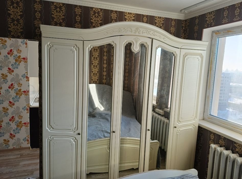 2 шкаф, 1 крават, кухный гарнитур,1 диван, 5 меж комнатные дверь, ванн