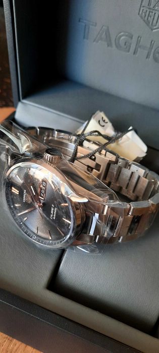 Tag heuer чисто нов с лепенките