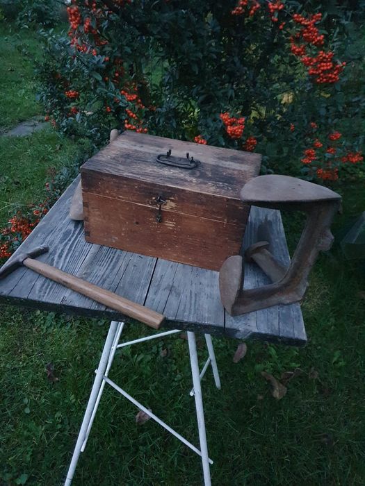 Dulap lemn curățat încălțăminte și lădițe cizmar