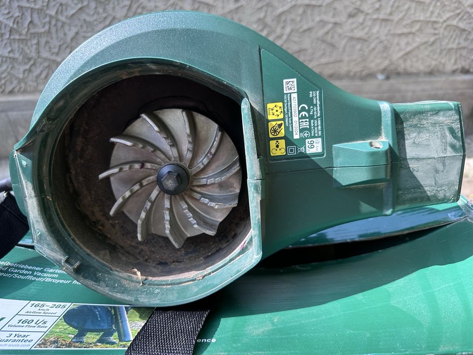 Suflanta / aspirator frunze Bosch Universal GardenTidy 3000 W