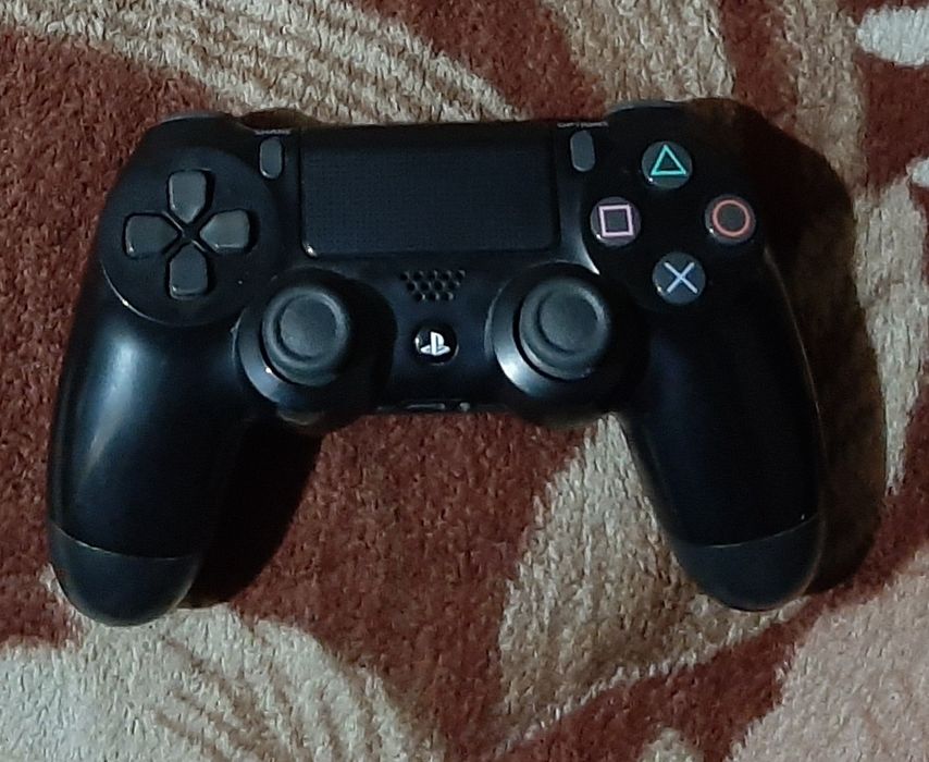 Vând manetă originală PlayStation 4 ps4 în stare bună wireless