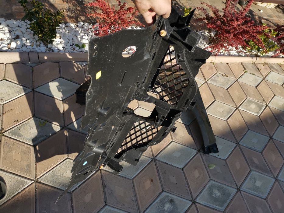 Aripa stânga grila centrala Renault megane 4 rs rs line.