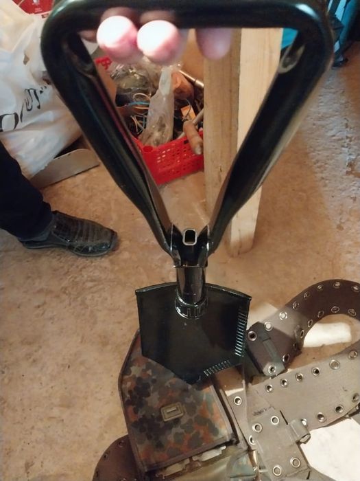 Туристическая лопата складная Германия Новая 
Вместе с поясом 
10000 т