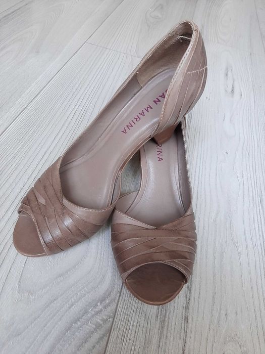 Много дамски обувки номер 37