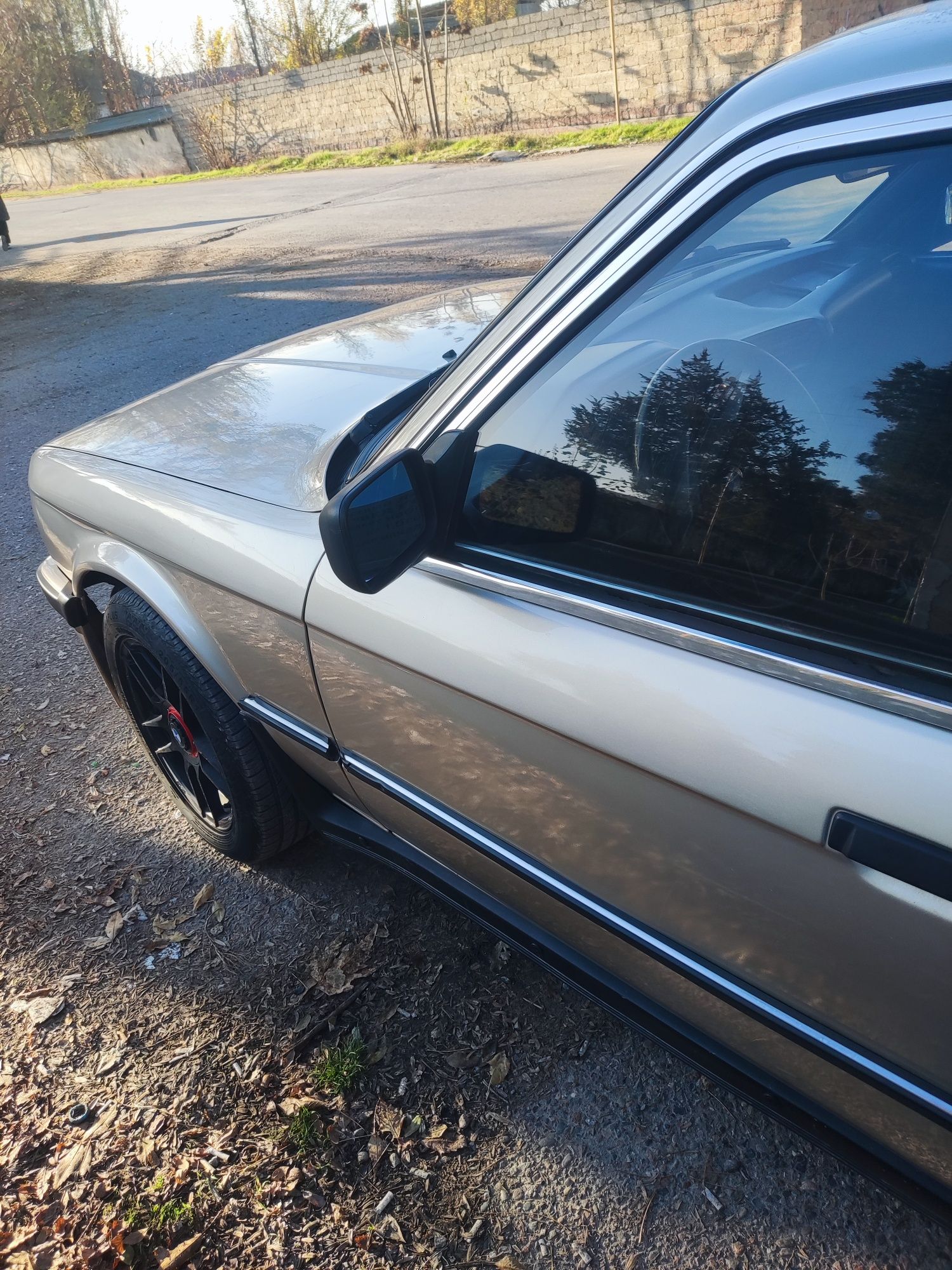 BMW E30 в хорошем состоянии