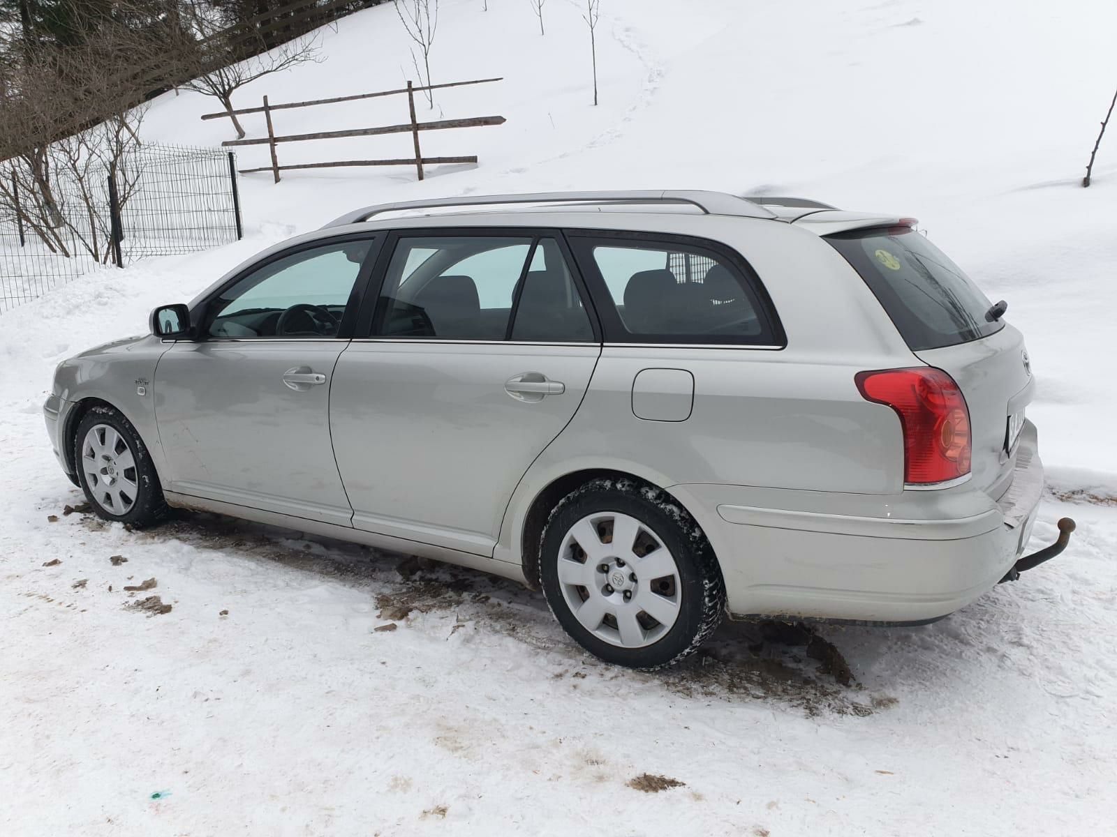 Vând toyota avensis