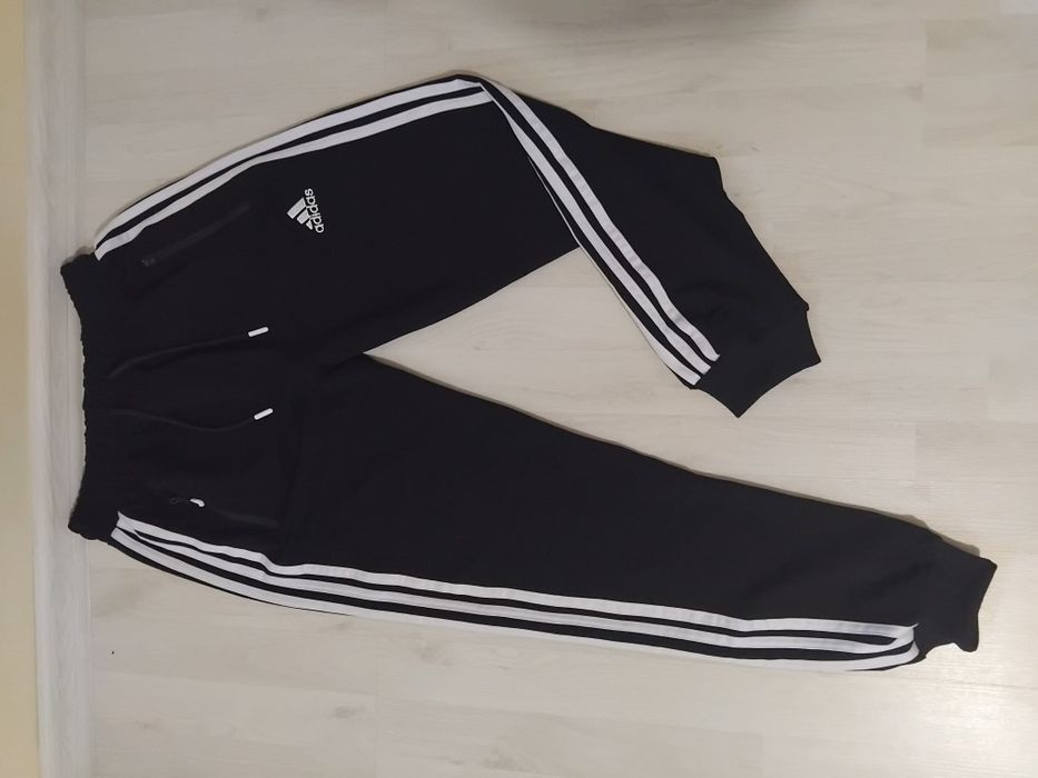 Pantaloni Adidas de trening.