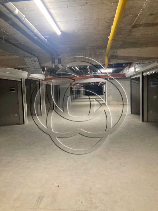 Широк гараж в чисто нова сградата в Малинова долина