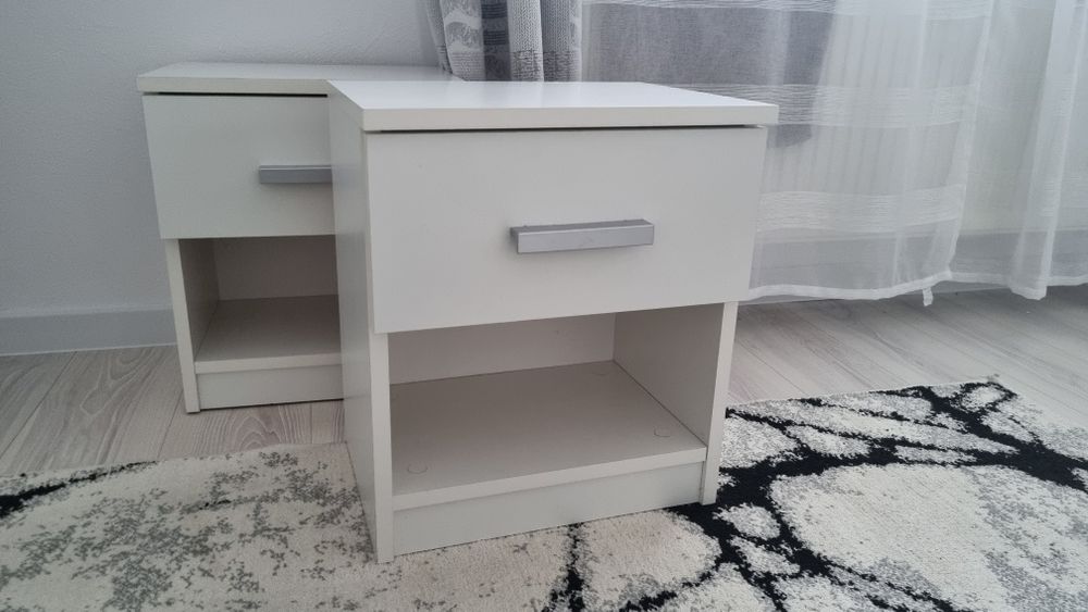 Vând 2 noptiere în stare buna