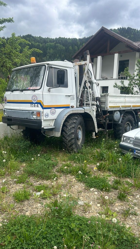 Camionetă 4x4 cu macara de 3.5 ton.