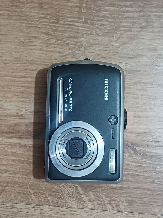 Aparat foto digital Ricoh Caplio RR770
Este perfect functional
Foloses