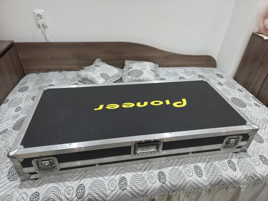 Pioneer cdj 2000 nexus и djm 2000 nexus със кейс.