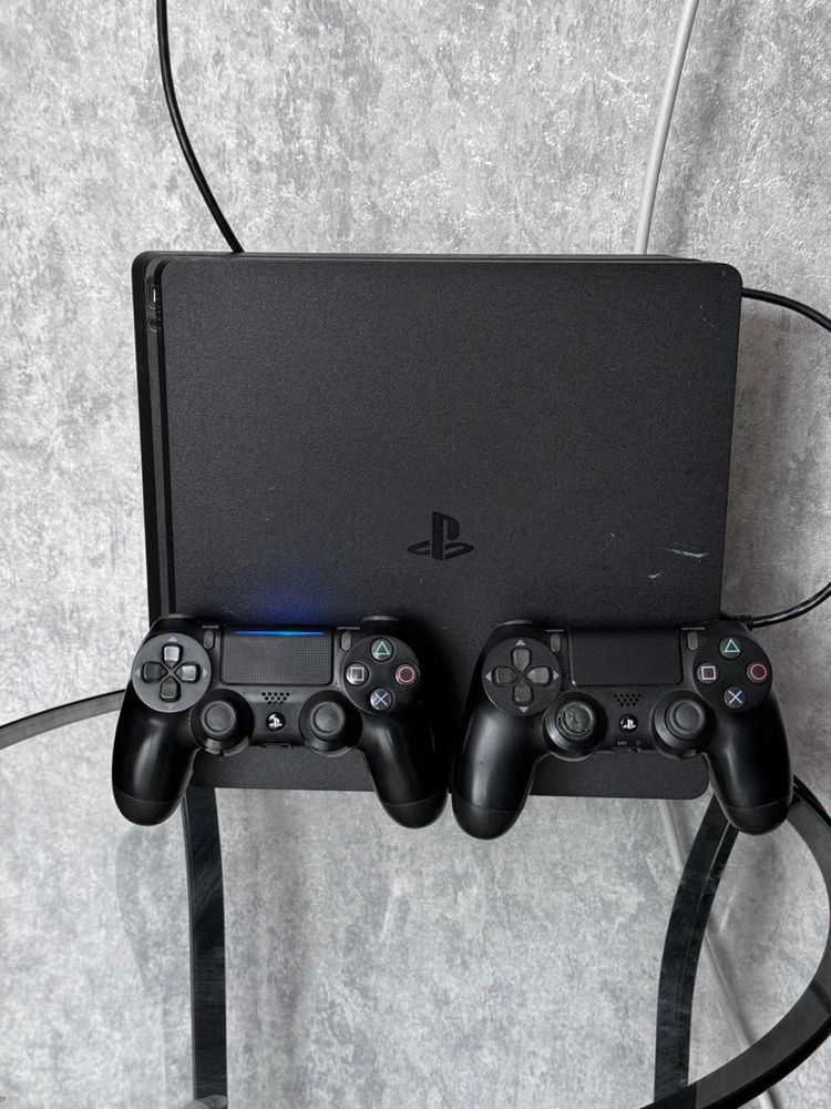 Sony Playstation 4 пямять 1Tb, имеется два джойстика,