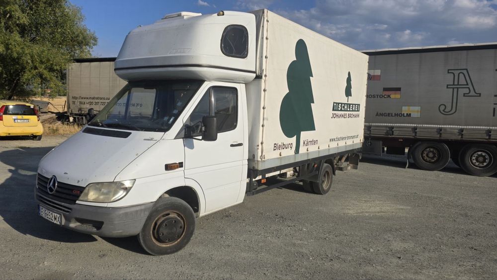 Продавам каросерията с падащия борд и спалното помещение