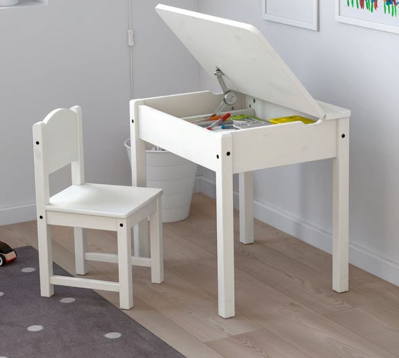 Pupitru și 2 scaune Ikea pt copii 3-7 ani