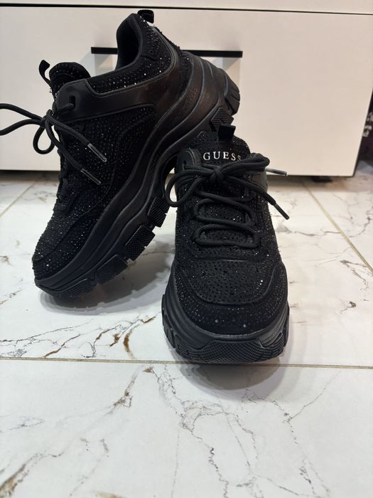 Сникърси Guess бестселър