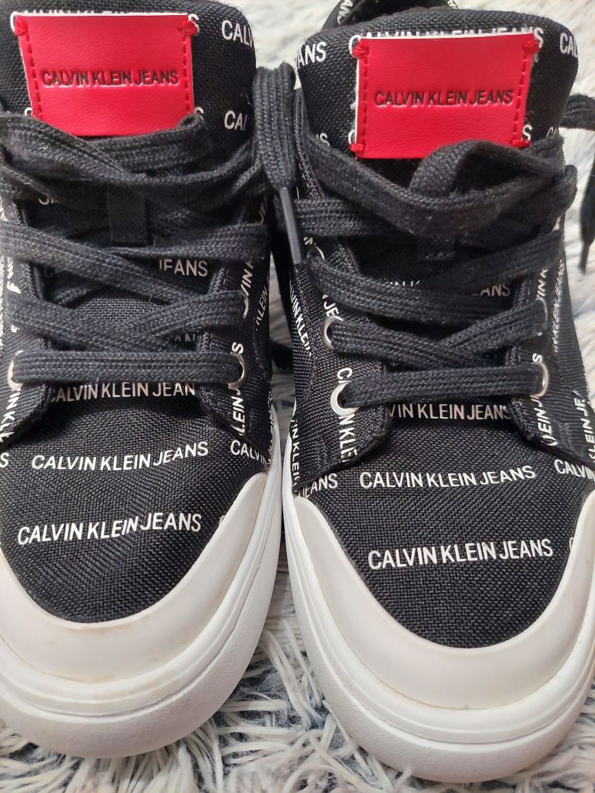 Tenesi Calvin Klein