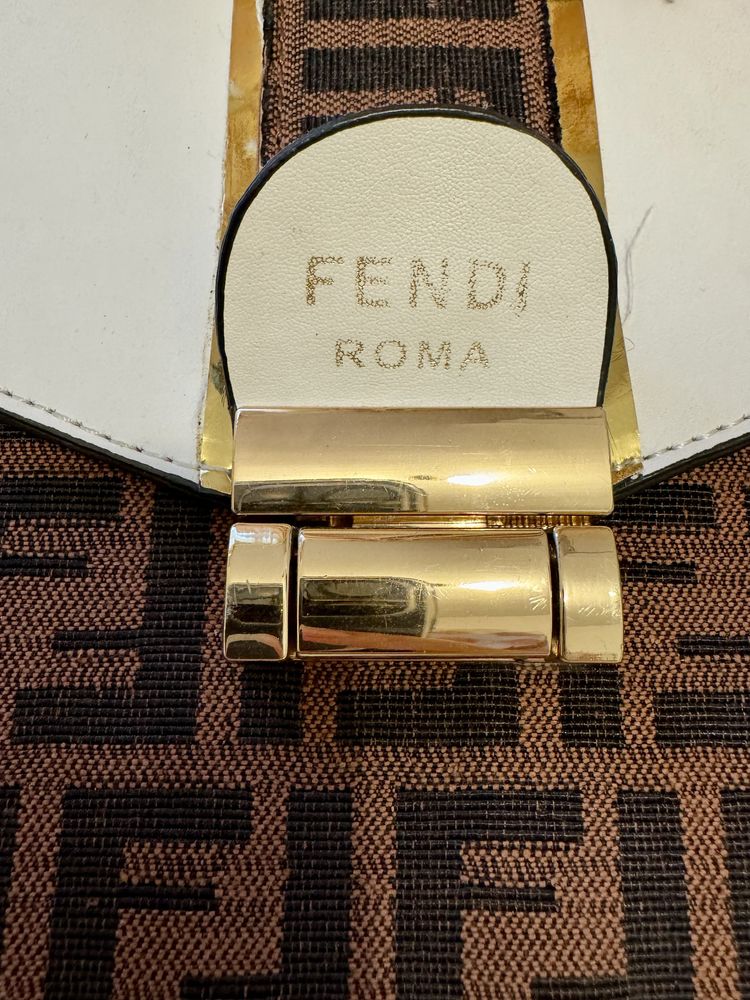 Geanta mica tip postas Fendi