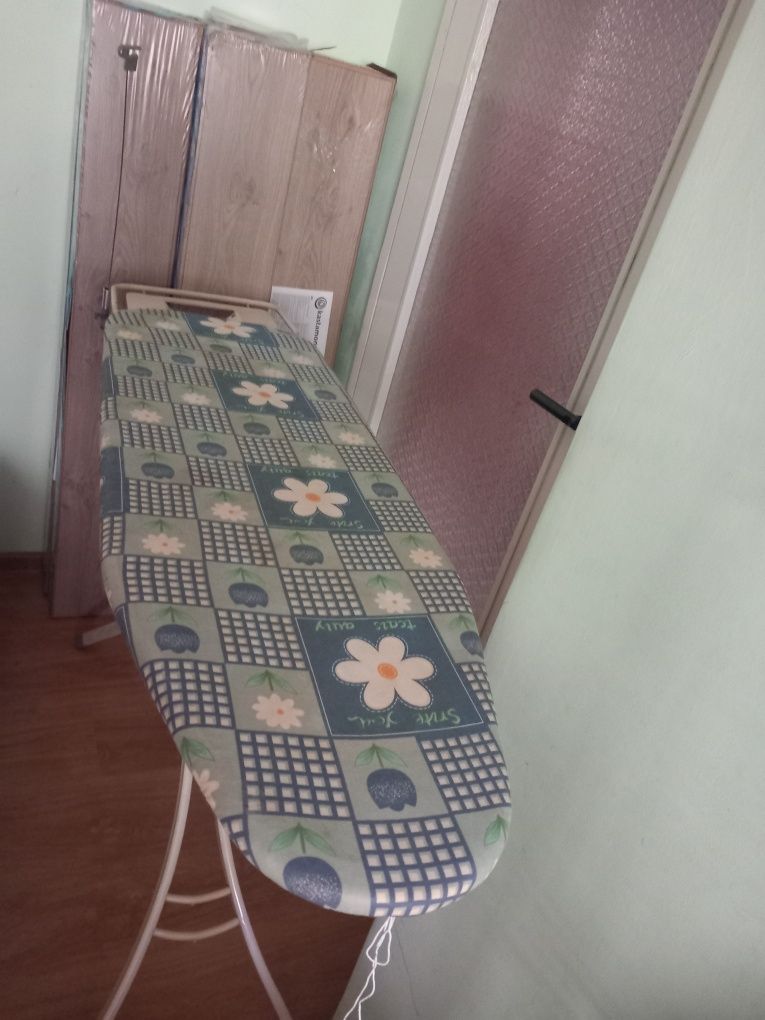 Два броя маси за гладене