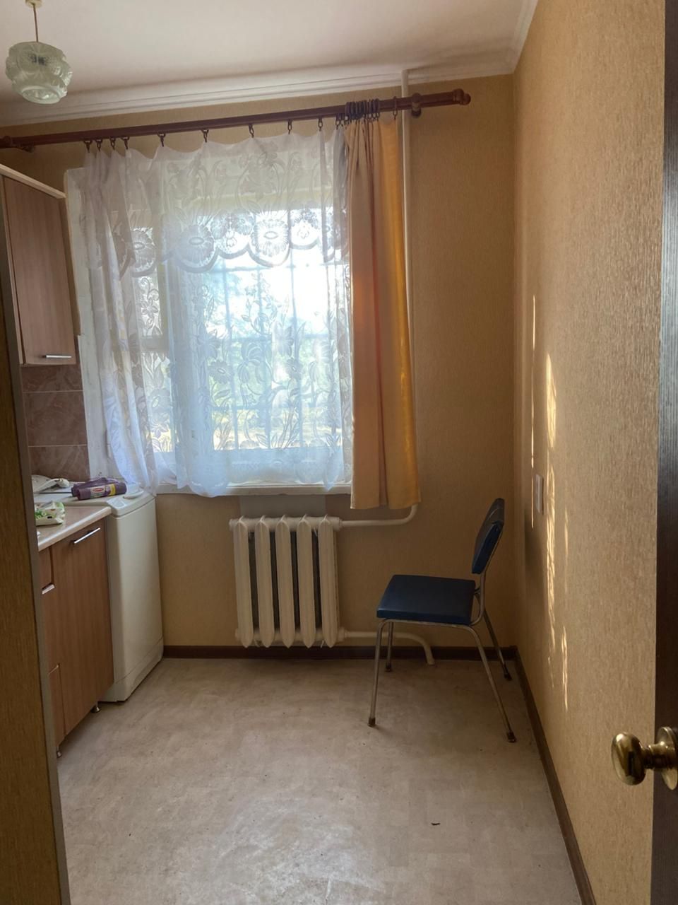 Продам 3 х комн. кварт. 4 мкр, 24 дом , 1 этаж.  Цена ниже рыночной.