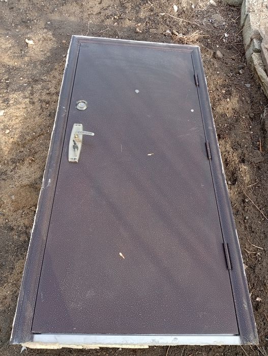 Продам входная железная  дверь