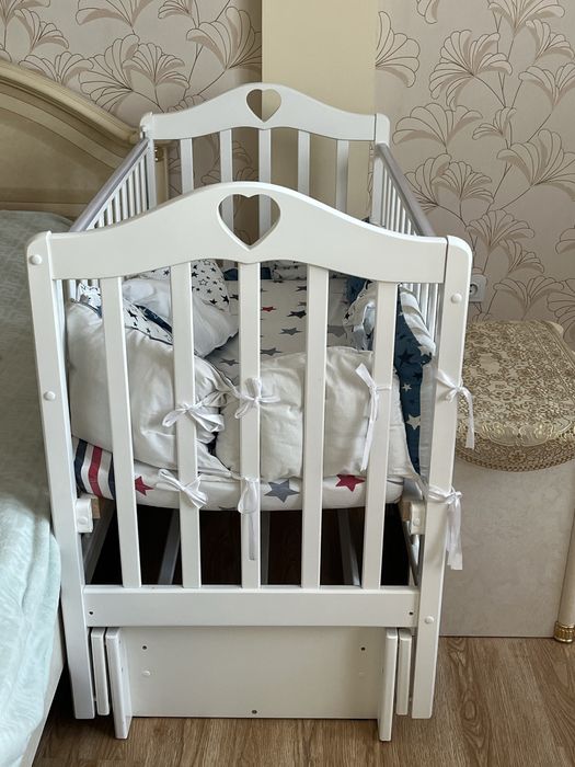 Детская манеж с бортиками,матрасом,постельным бельем и подушками.