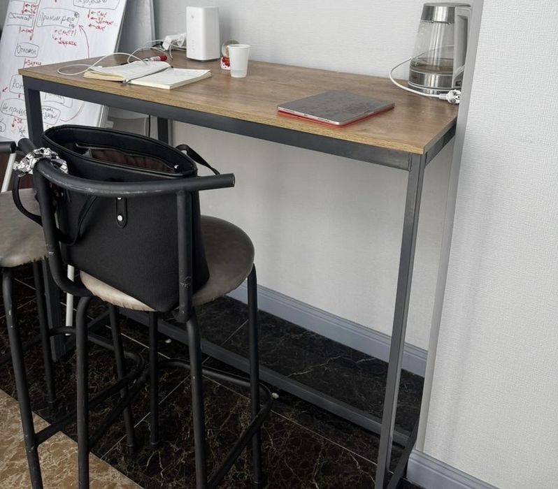 Продается высокий стол со стульями