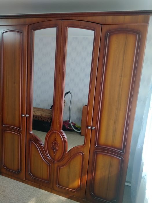 Продам шкаф с комодом.