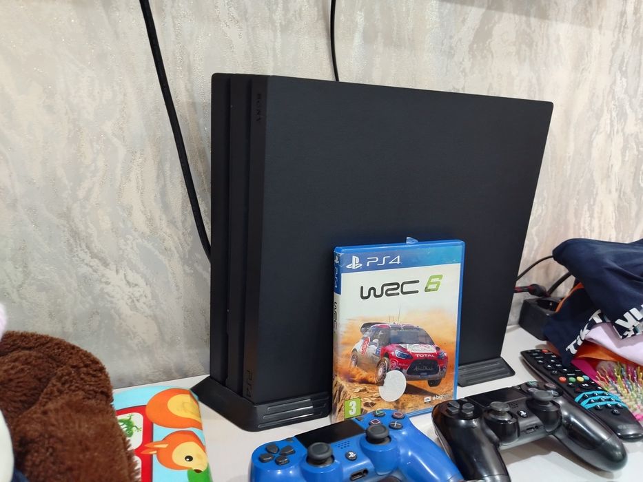 продам пс 4 про с джойстиками