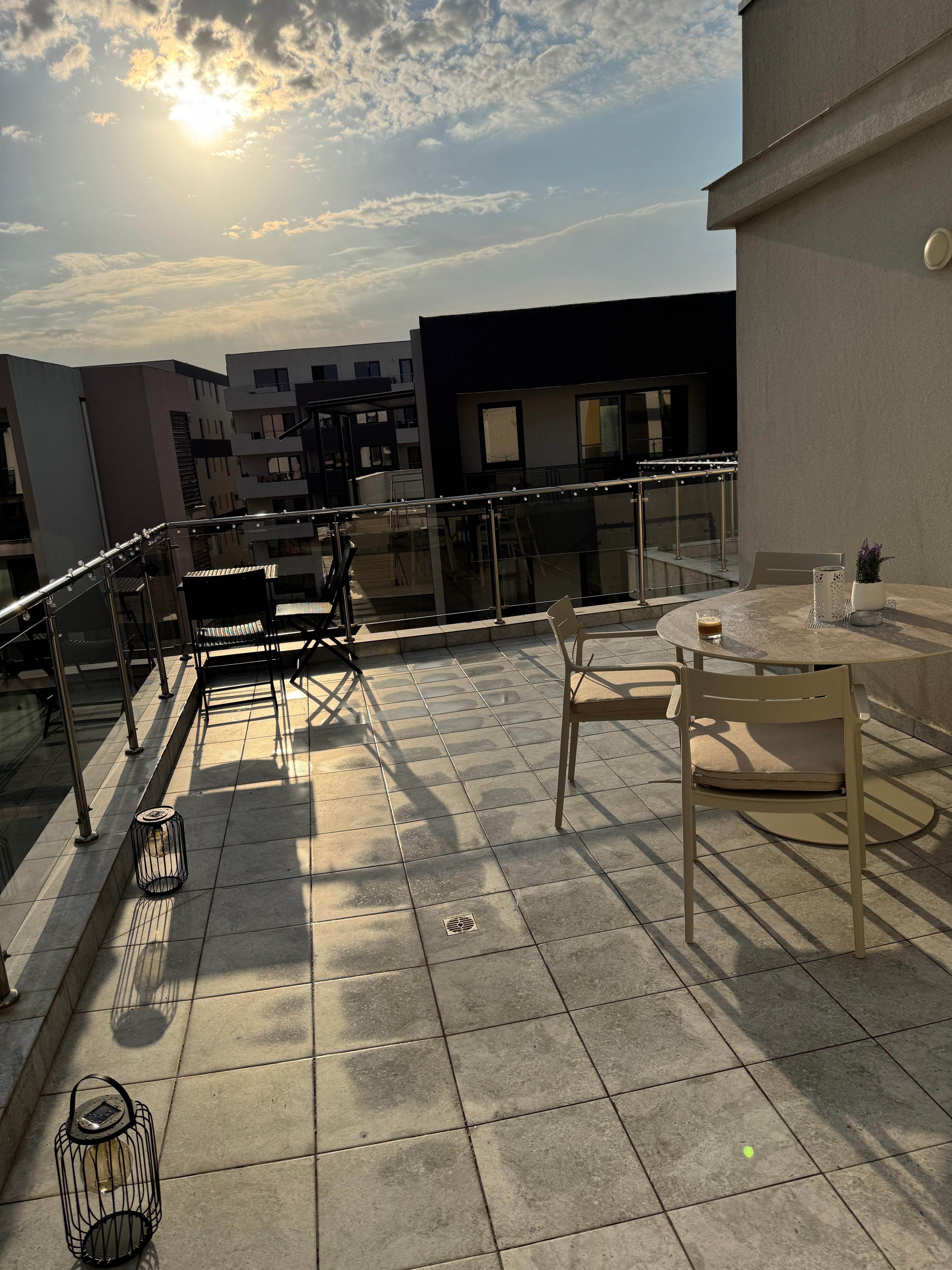 Apartament doua camere Mamaia Nord cu parcare privată și terasă.