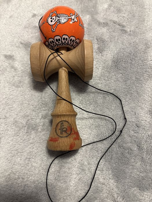 Kendama cu ken europe  play one grip si tama krom skeleton