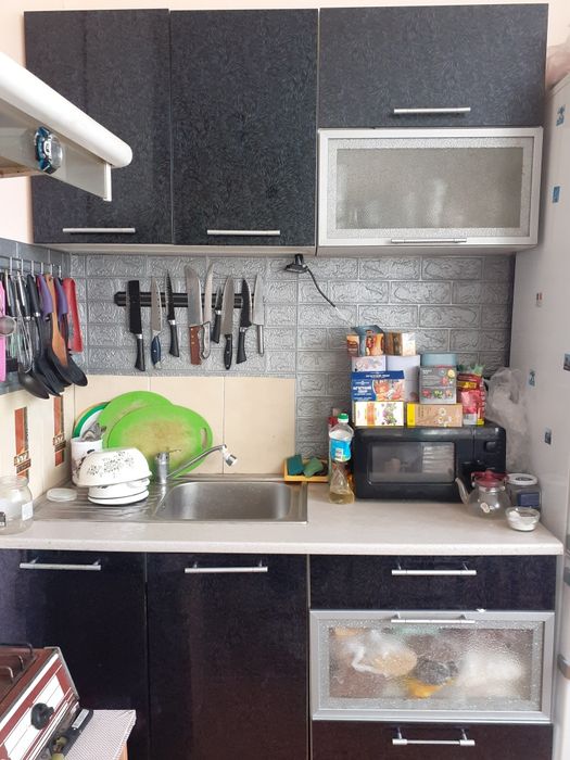 Кухонный гарнитур, шкаф-купе, прихожка, диван.