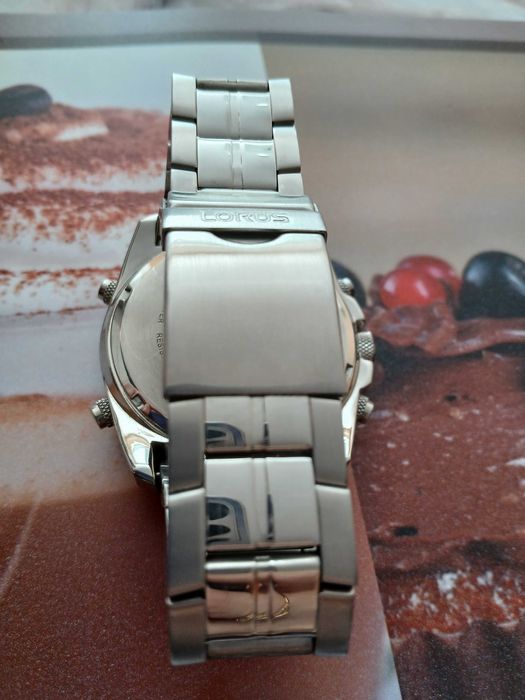 Часовник Lorus..