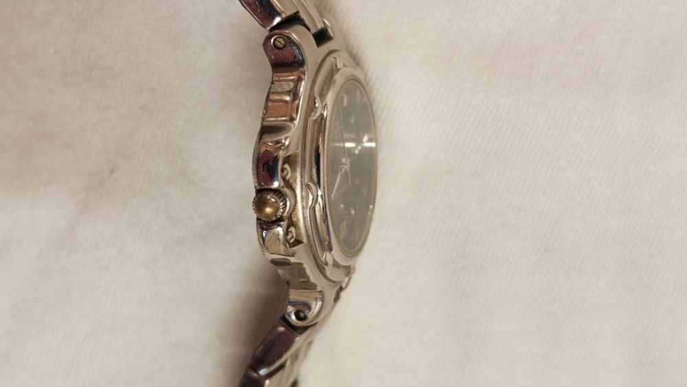 Швейцарски дамски часовник