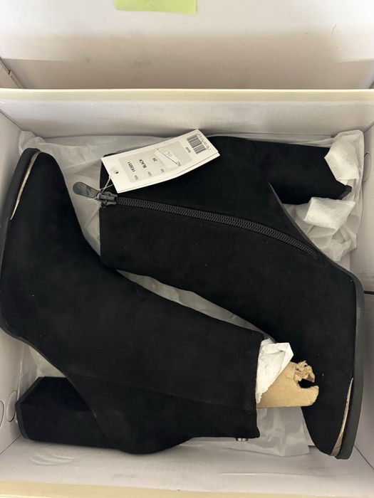 Черни боти на ток