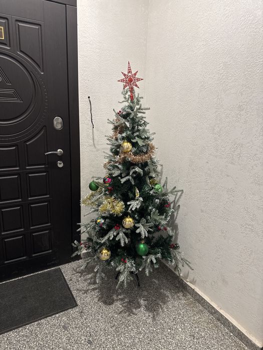 Елка с игрушками