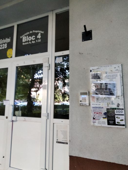Marketing prin afișe lipite pe panourile publicitare de la blocuri