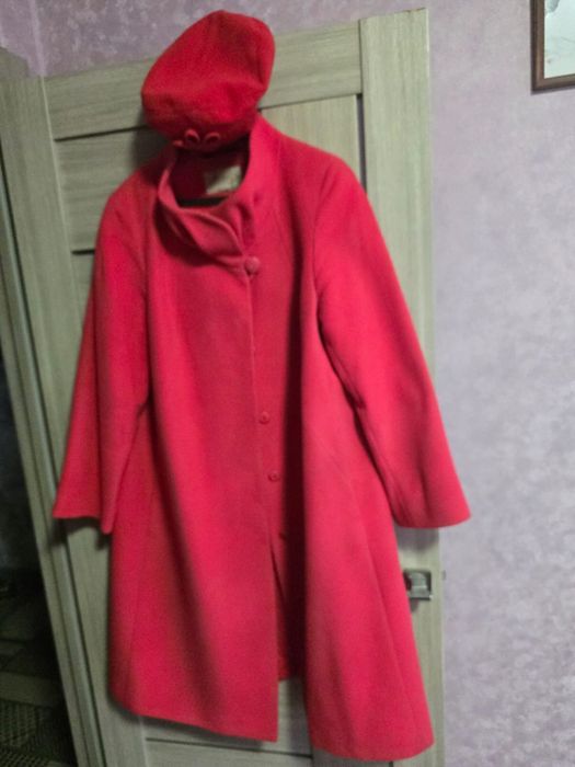 Продам красное пальто, осень/ весна