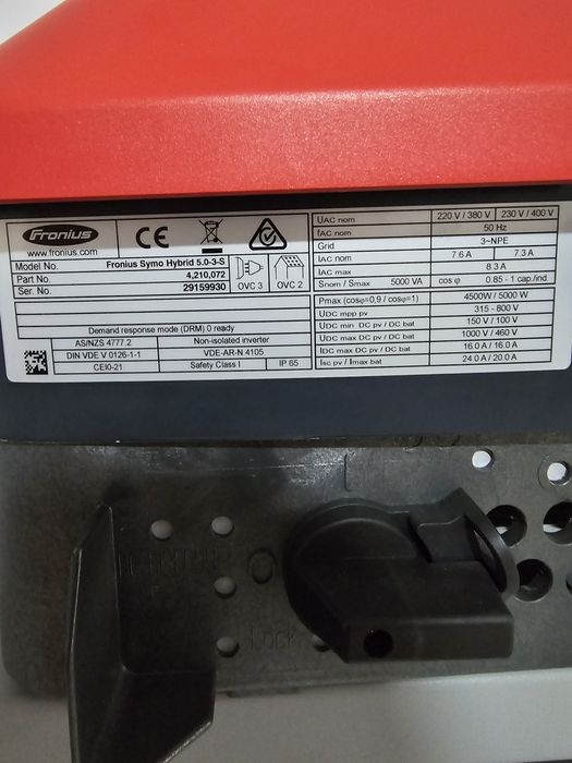 Vand invertor Fronius symo Hibrid 5.0-3 trifazat cu banc Fronius cu 3