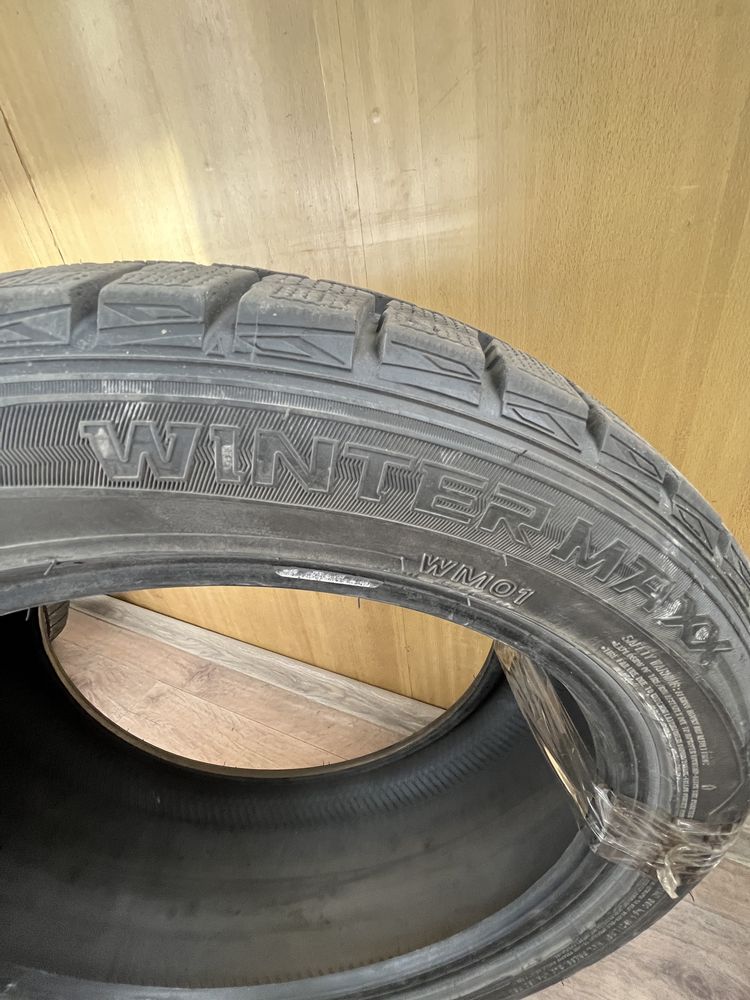 Зимние шины 215/50/17 Dunlop WinterMaxx WM 01 почти новые